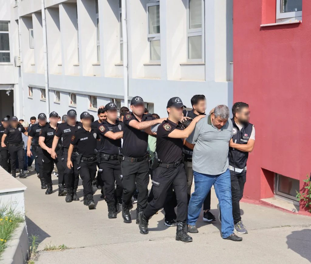 Adana'da ‘Altınyüzük’ Suç Örgütüne Mensup 42 Şüpheli Adliyede