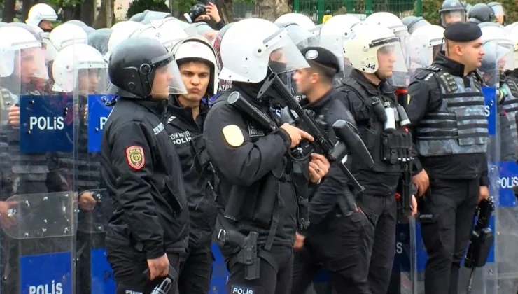 Saraçhane'de Eylemciler Polise Damacana Şişesi İle Vurdu