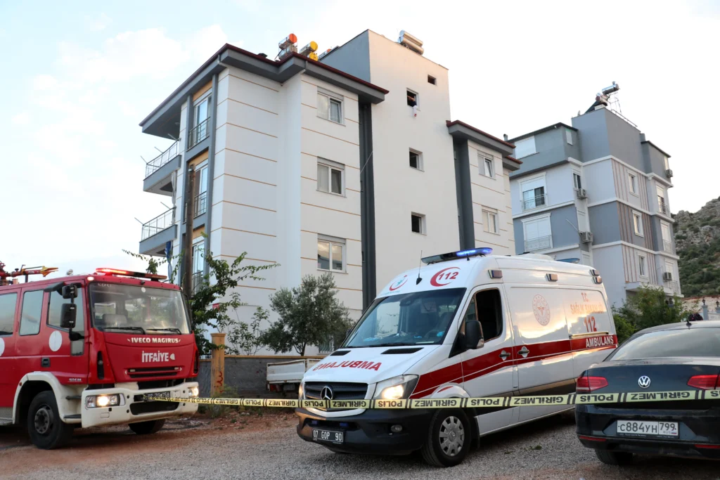 Antalya’da Dehşet: Çocukları Bezin Döküp Yakmaya Çalıştı!