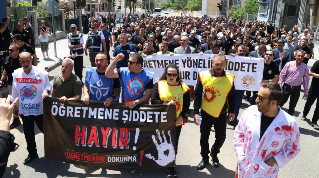 Şanlıurfa’da Öğretmenler Kanlı Önlükle Eylem Yaptı