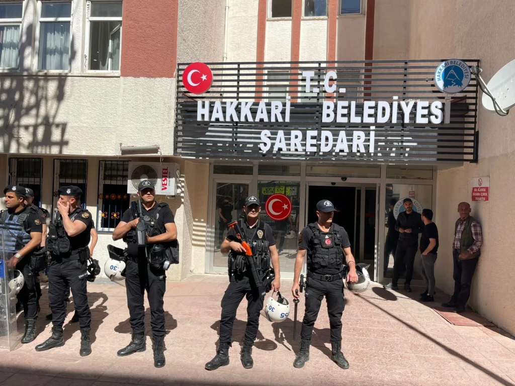 Hakkari Belediye Başkanı Akış Van'da Gözaltına Alındı! Gösteri ve Yürüyüşler Yasaklandı