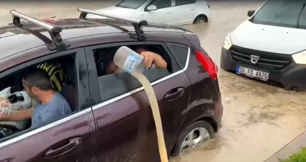 Ankara'da Sağanak Yağış Etkili Oldu; Yollar Göle Döndü!