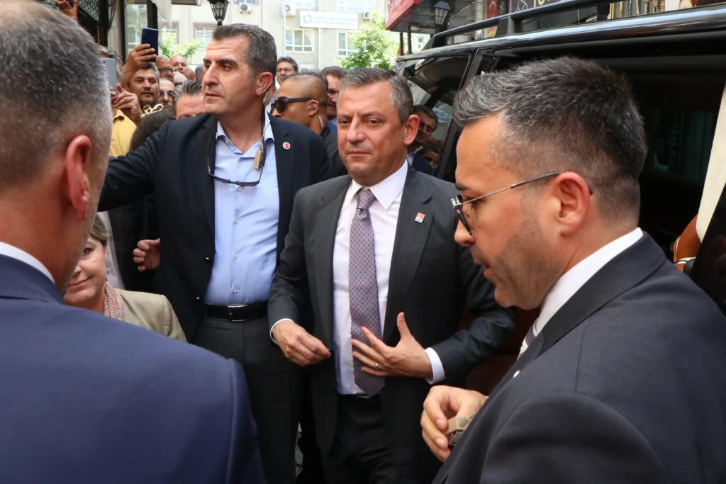 Özgür Özel: CB Erdoğan'a, Emekli Maaşının Asgari Ücrete Çıkarılması Gerektiğini Söyledim