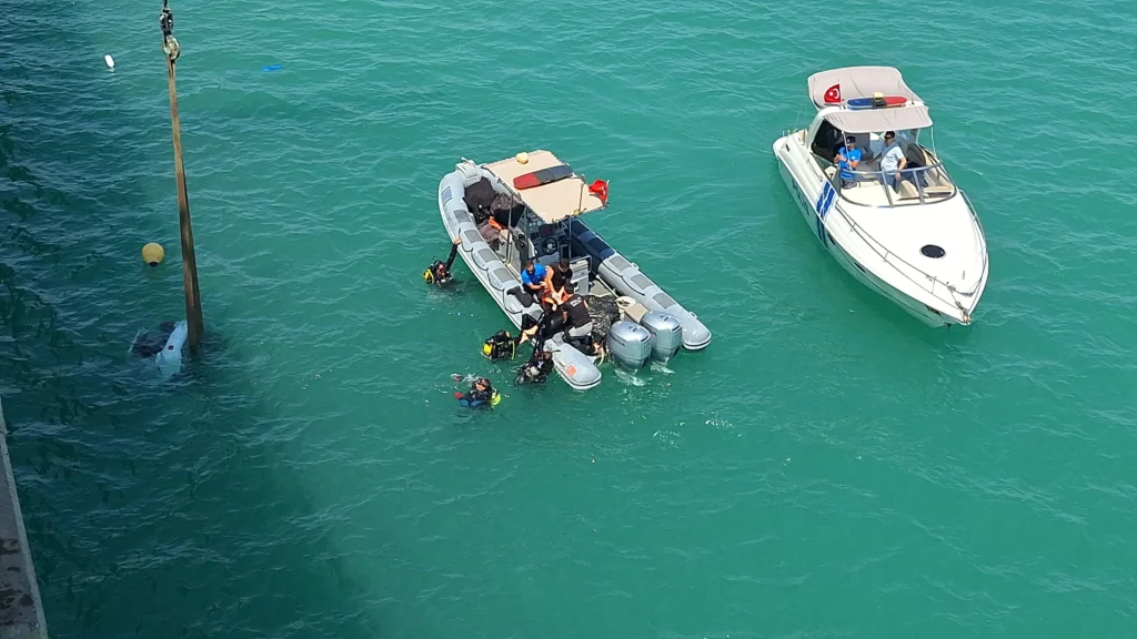 Adana’da Korkunç Kaza: Göle Düşen Otomobildeki 4 Kişilik Aile Hayatını Kaybetti