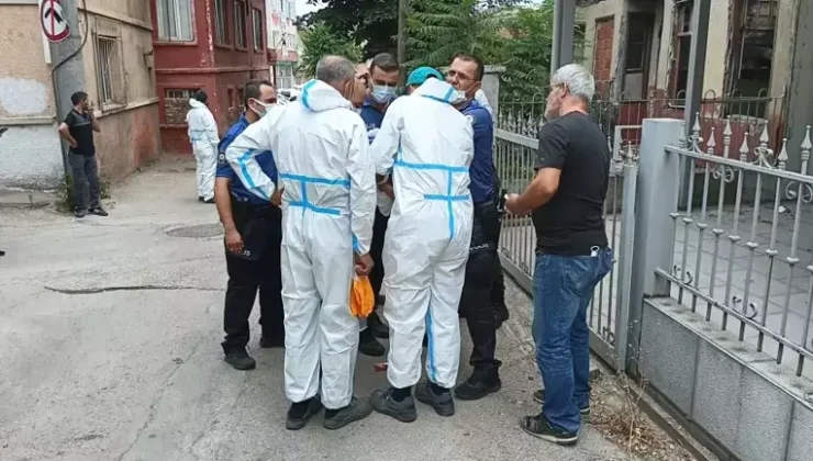 Çöp Evini Temizlemeye Gelen Ekibe İzin Vermedi, İkna Etmek İsteyen Polisi Bıçakladı