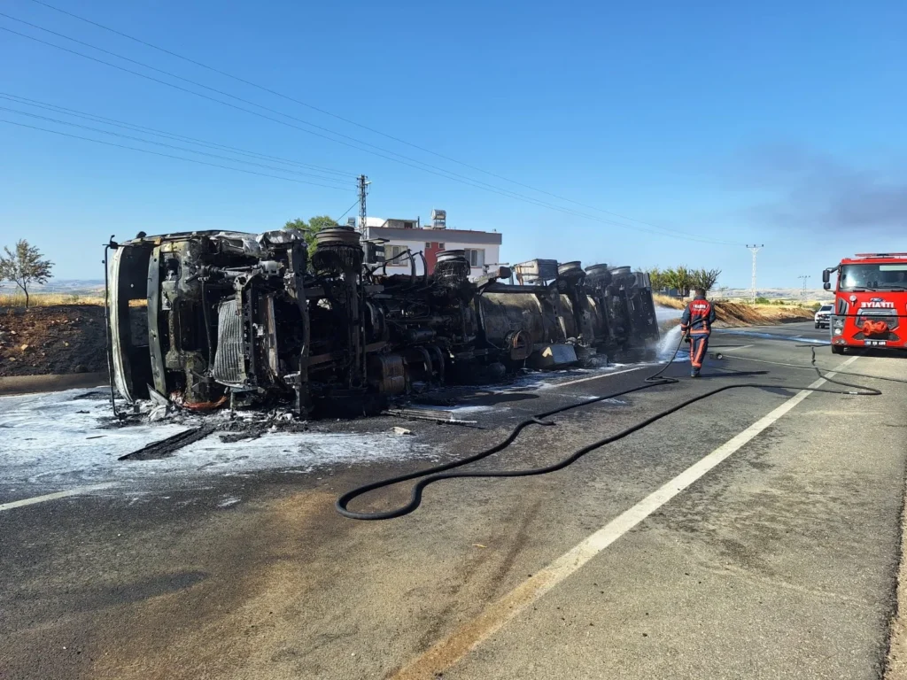 Adıyaman'da, Devrilen Tanker Alev Alev Yandı