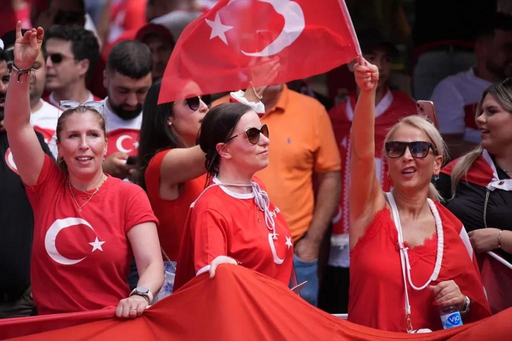 Hollanda - Türkiye Maçı Öncesi Berlin Kırmızı Beyaza Büründü