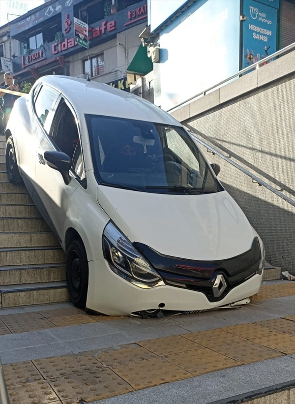 Ankara’da Kontrolden Çıkan Araç, Metro İstasyonunun Girişine Düştü!