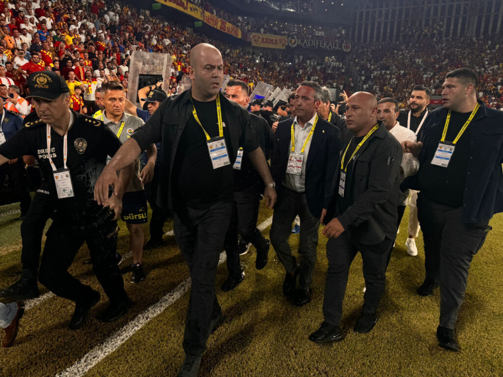 Fenerbahçe - Göztepe Maçına Gölge Düştü! İzmir'de Ali Koç'a Saldırı...