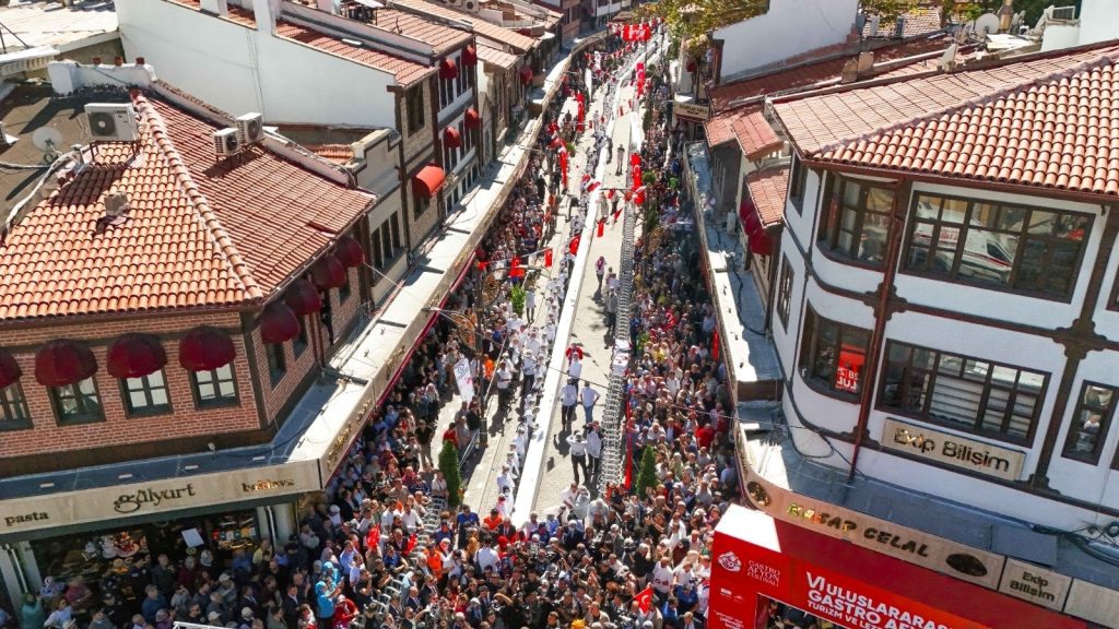 Afyon'un Gururu: 114 Metrelik Lokumla Guinness Rekoru!