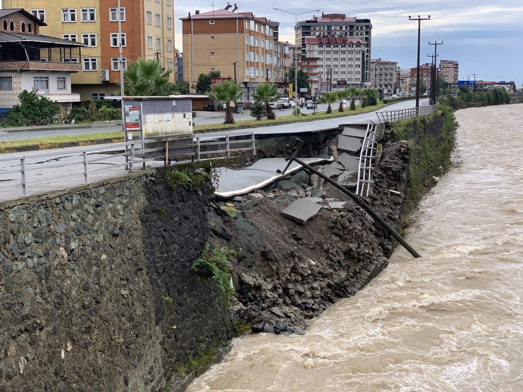 Artvin’in Arhavi ilçesinde Heyelan ve Taşkın Kabusu!