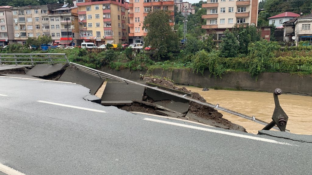 Artvin’in Arhavi ilçesinde Heyelan ve Taşkın Kabusu!