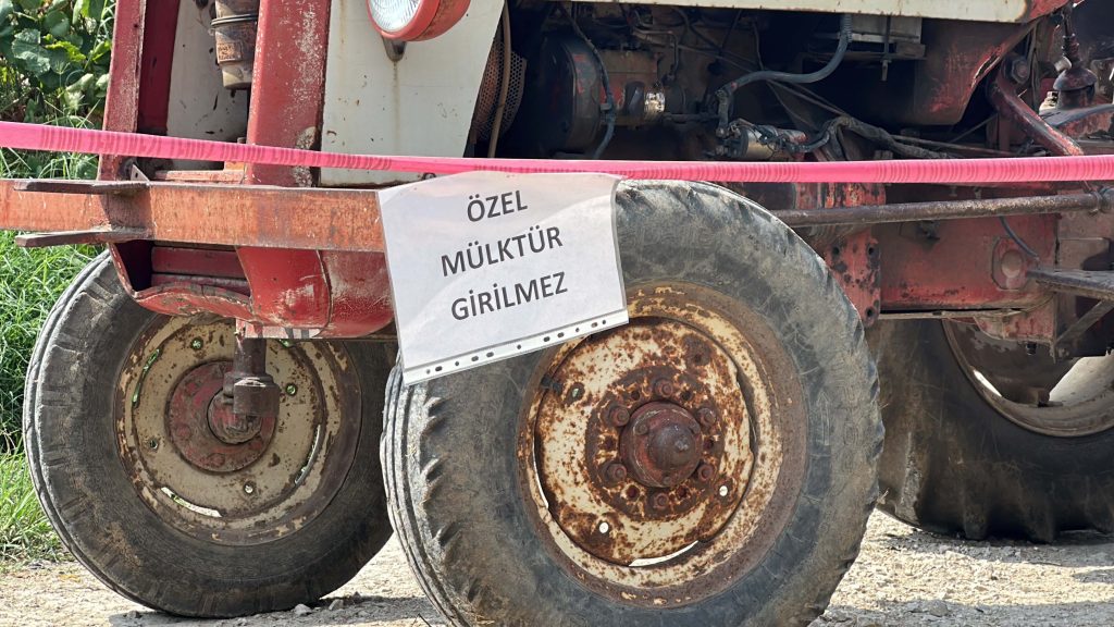 Edirne'de Tapulu Arazisine 'Özel Mülk' Dedi, Yolu Kapattı!