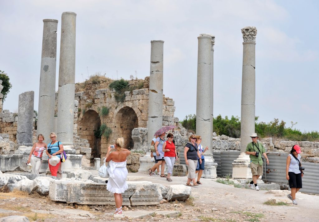 Rusya-Ukrayna Savaşından Kaçan Yabancılar, Antalya'da Kaçak Tur Rehberliği Yapıyorlar