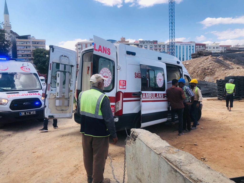 Siirt'te, üzerine demir parçası düşen işçiye yardım eden operatör, vinçten düştü..